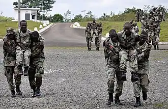 Liberiaanse soldaten leren van Amerikaanse soldaten omgaan met gewonden in het kader van de wederopbouw van het Liberiaanse leger. (foto: maart 2013)