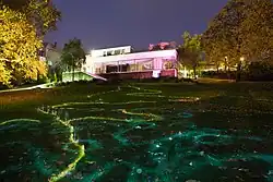 Verven met licht op een grasveld