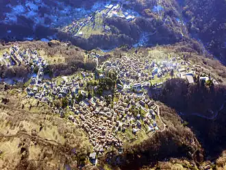 Esnino Lario van boven