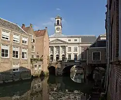 Het Stadhuis gezien vanuit de Voorstraatshaven.
