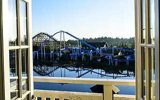 Orkanen met daarachter Falken vanuit een vakantiehuisje gezien