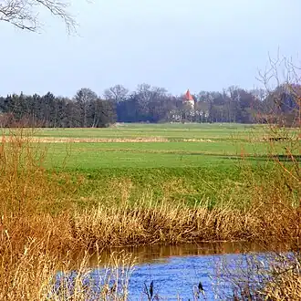 Gezicht op dit kerkje vanaf de dijk van de Wümme vanuit de richting Bremen