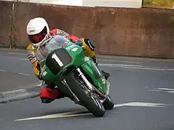Oliver "Olie" Lindsell op een 500 cc Paton in de Senior Classic Race in 2010