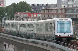 Voor de revisie van de metrostellen (types B en S) hadden ze horizontale groene en rode vlakken, in plaats van diagonale vlakken.