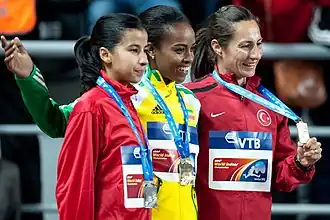 Mariem Alaoui Selsouli (links) op het erepodium van de 1500 m tijdens de WK indoor in Istanboel, 2012