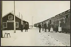 Het houten stationsgebouw.