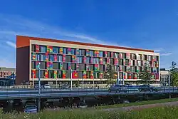 Gekleurde glaspanelen in het ziekenhuis Oost-Limburg, Genk, België