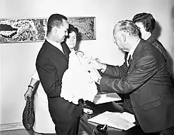 Met de 15.000ste inwoner van Spijkenisse (1965)