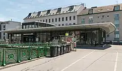 Het toegangsgebouw aan de Längenfeldgasse.