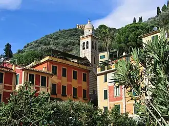Gevels van het dorp, de toren van de Chiesa del Divo Martino en een villa boven in de heuvels.