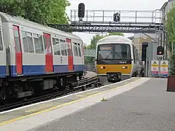 Metro en trein kruisen elkaar bij Rickmansworth op 16 mei 2010.