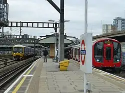 Zicht uit het oosten, v.l.n.r. De hoofdlijn, Het metrostation en de Westway.