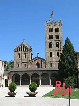 De facade van de kloosterkerk van de Santa Maria de Ripoll (2021)
