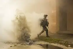 Een Franse Legionair rent door een rookgordijn