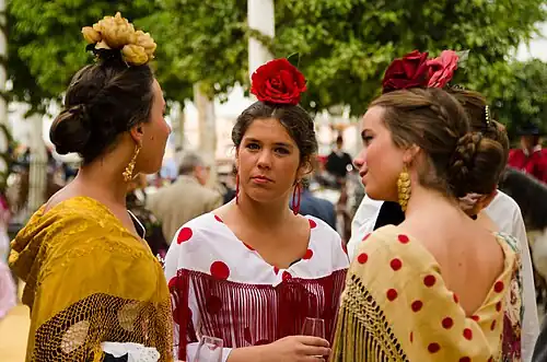 De traditionele dracht van Sevilla tijdens feesten