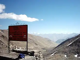 hoogste punt van de Khardung La, in de verte uitzicht op de Saser Muztagh in de Karakoram