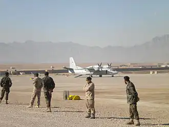 Afgaanse, Nederlandse en Slowaakse militairen op de luchthaven