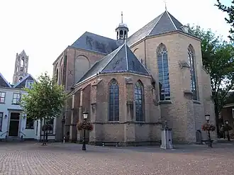 Pomp naast de Pieterskerk[8]