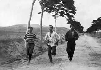 Deelnemers aan de Olympische marathon van 1896. Vasilakos is de atleet in het midden.