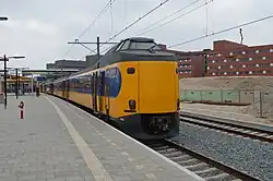 ​ ​ Het huidige Intercitymaterieel is geel met een donkerblauwe, horizontale band over de ramen.