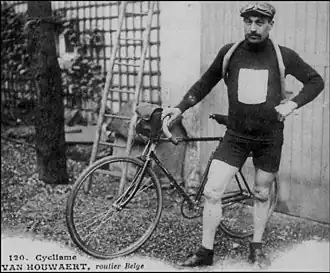 Cyrille Van Hauwaert op een publiciteitsfoto in 1908