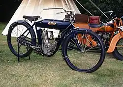 In 1909 was het blok in een loop frame gehangen en maakte de cilinder ook geen deel meer uit van het frame