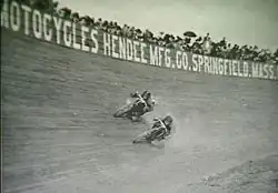 Board Track Race in 1911. De reclameborden zijn van de Hendee Mfg.Co., later bekend als Indian