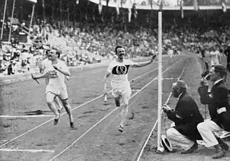 Richard Rau (rechts) finisht op de OS van 1912 op de 4&nbsp;x&nbsp;100&nbsp;m achter Victor d'Arcy. Later wordt de Duitse estafetteploeg echter gediskwalificeerd.