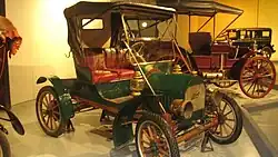Brush Runabout uit 1912: phaeton met voorruit en kap maar zonder deuren