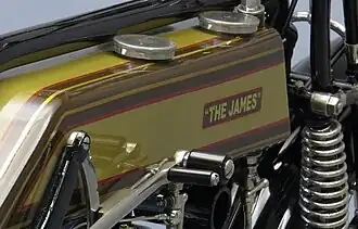 De huiskleuren van James tot aan de Tweede Wereldoorlog: bruin met rode en goudkleurige biezen