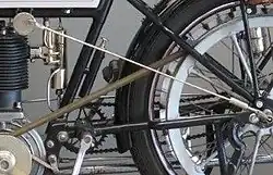 De bediening van de Sturmey-Archer-versnellingsnaaf van de Type C Roadster uit 1913. Het bedieningshendel zicht rechts naast de tank.