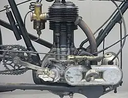 De rechterkant van de motor, met de beide kleppen, de aandrijving voor de ontstekingsmagneet en het bedieningspedaal voor de free engine hub.