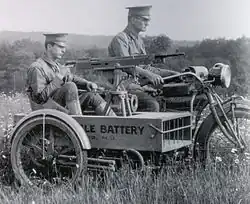 Amerikaanse Indian met mitrailleuraffuit