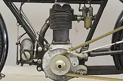 De linkerkant van het blok met de ontstekingsmagneet, het rempedaal en de poelie voor de aandrijving.