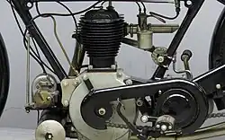 Linkerkant van het 16H BS-blok uit 1921, met de ontstekingsmagneet, de Binks "mouse trap"-carburateur, de primaire ketting en het rempedaal