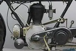 Linkerkant van het motorblok met de Bosch-ontstekingsmagneet, de primaire ketting en het rempedaal.
