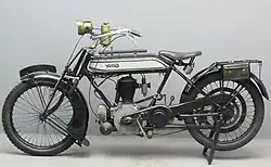 De machine heeft een aantal accessoires, zoals een voorstandaard, gereedschapstasje, acetyleenverlichting en een bandenpompje op de tank.