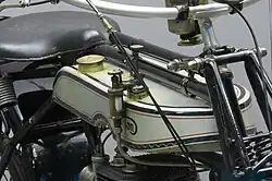 "Utility"-tank met uitsparing om de kleppen te vervangen en de handpomp voor de total loss-smering.