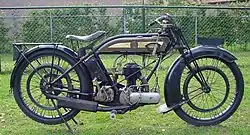 De zijklepper van 1924 met dummy belt rim brakes voor en achter