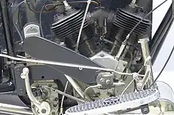 Een van de vernieuwingen was de druksmering met de oliepomp die boven de treeplank zichtbaar is.