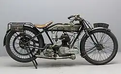 In 1922 kregen de Nortons al trommelremmen in het voorwiel, maar achter was in 1924 nog een dummy belt rim brake toegepast.