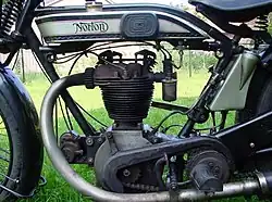 linkerkant van het motorblok in 1924, met links de ontstekingsmagneet, de primaire ketting, de carburateur en het rempedaal.