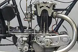 ...het pompje als vervanging van de handpomp, met een extra olietank onder het zadel. Deze machine is als echte racer gebruikt, getuige het ontbreken van de kickstarter.