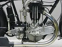 ...het pompje als aanvulling op het handpompsysteem (de cilinder achter de framebuis is de carbidgenerator van de carbidverlichting)...