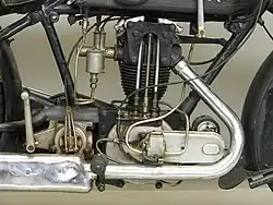 Rechts zat de aandrijving voor de ontstekingsmagneet en het oliepompje, de bediening van de koppeling en de kickstarter.