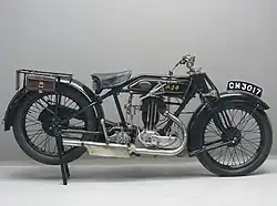 Weinig wijzigingen op het Model H8 in 1927, maar het schakelquadrant zit nu bijna recht boven de versnellingsbak en de machine heeft een stuurdemper.