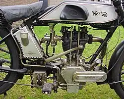 Bij de pure fabrieksracer Model 25 gebeurde dat rechtstreeks door de krukas