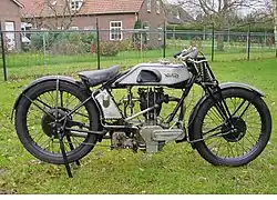 Het Model 25 had een erg laag geplaatst zadel. Dat was gunstig voor de ligging van het zwaartepunt, zeker voor een zijspanracer.