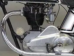 De "bult" in de primaire kettingkast komt door de aandrijving van de ontstekingsmagneet.