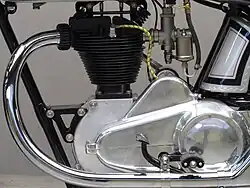 De linkerkant van het blok uit 1928 met de primaire aandrijving en het rempedaal. Het "bultje" in de kettingkast herbergt de aandrijving van de ontstekingsmagneet.